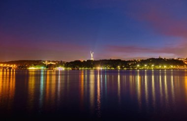 Ukrayna 'nın başkenti Kyiv' deki Anavatan Anıtı ve Dinyeper Nehri. Şehir manzarası.