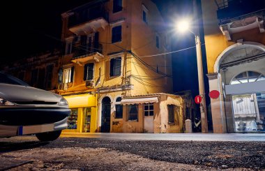 Eski şehirde eski bir ev ve sokak lambası. Korfu, Yunanistan.