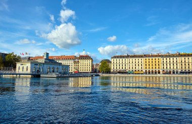 İsviçre, Cenevre - 10 Ekim 2019: Cenevre şehir merkezi. Rhone Nehri Manzarası.