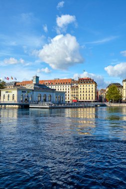 İsviçre, Cenevre - 10 Ekim 2019: Cenevre şehir merkezi. Rhone Nehri Manzarası.