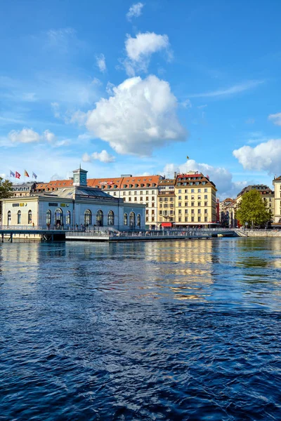 İsviçre, Cenevre - 10 Ekim 2019: Cenevre şehir merkezi. Rhone Nehri Manzarası.