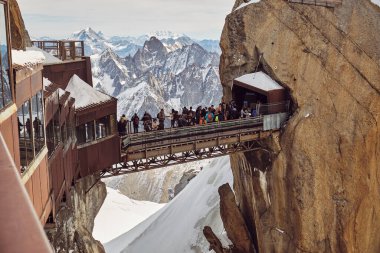 Fransa, Chamonix-Mont-Blanc - 12 Ekim 2019: Aiguille du Midi Dağı 'nın tepesindeki Demir Köprü' de turistler.