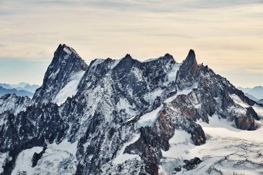 Karda güzel yüksek kayalık dağ. Mont Blanc massif. Fransa, Alpler. Yüksek dağların manzarası.