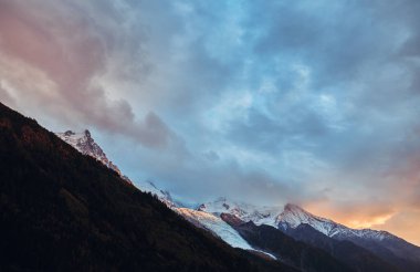 Mont Blanc kalabalığının üzerinde güzel bir gökyüzü. Dağ sonbahar manzarası. Chamonix, Alpler, Fransa.
