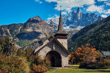Sonbaharda Chamonix Vadisi 'ndeki Les Praz Kilisesi' nde. Alpler, Fransa.