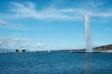 Sonbaharda şehir merkezindeki rıhtımdan göle ve Cenevre 'deki çeşmeye bak. Şehir manzarası. İsviçre.