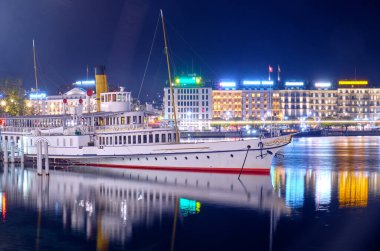 Cenevre 'deki Cenevre Gölü' nde eski bir yolcu gemisi..