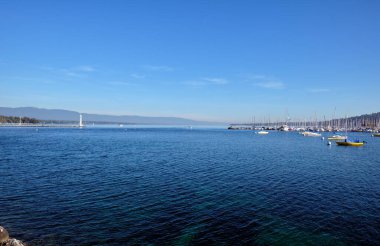 Şehir manzarası. Cenevre Gölü 'nün güzel manzarası ve şehir merkezinden gelen tekneler. Cenevre, İsviçre.