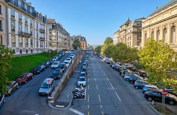 İsviçre, Cenevre - 11 Ekim 2019: Şehir merkezine park edilmiş sokak manzarası