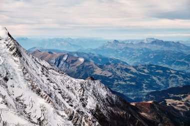 Dağ manzarası. Alplerdeki Mont Blanc 'ın kar yamacında. Chamonix, Fransa.