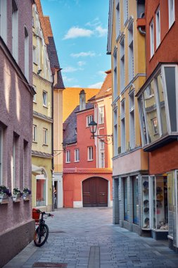 Almanya 'nın Memmingen şehrinde eski evleri olan güzel bir cadde. Dikey şehir manzarası.