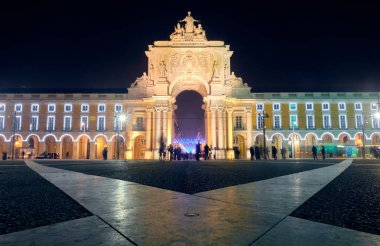 Portekiz, Lizbon 'daki Rua Augusta Kemeri' ndeki Ticaret Meydanı 'ndan gece görüntüsü.