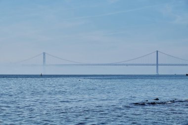 Şehir manzarası. Eski şehrin caddelerindeki beyaz binalar. Ponte Delgada, Azores, Portekiz.