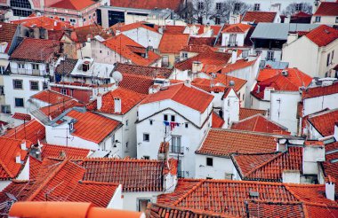 Şehir manzarası. Eski şehrin caddelerindeki beyaz binalar. Ponte Delgada, Azores, Portekiz.