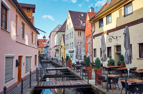 Stadslandschap Smalle Oude Straat Met Een Waterkanaal Restaurant Café Memmingen — Stockfoto