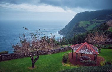 Atlantik Okyanusu 'na bakan bir tepede. Sao Miguel Adası, Azores, Portekiz.