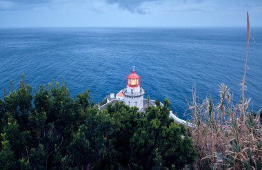 Atlantik Okyanusu kıyısındaki Fener Arnel 'i. Sao Miguel Adası, Azores, Portekiz.