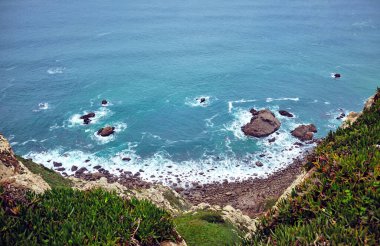 Atlantik Okyanusu kıyılarının manzarası. Cape Roca veya Cabo da Roca - Avrasya kıtası ve Avrupa 'nın en batı pelerini, Portekiz' de yer almaktadır..
