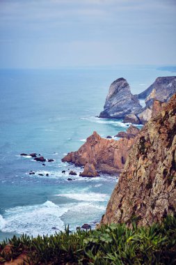 Atlantik Okyanusu kıyılarının manzarası. Cape Roca veya Cabo da Roca - Avrasya kıtası ve Avrupa 'nın en batı pelerini, Portekiz' de yer almaktadır..