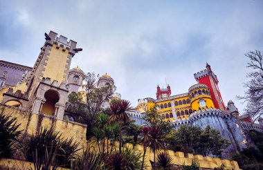 Sintra, Portekiz - 2 Ocak 2020: Pena Palace, Portekiz 'de Sintra' nın üzerinde yüksek bir uçurumun üzerinde yer alan bir saraydır..