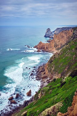 Atlantik Okyanusu kıyılarının manzarası. Cape Roca veya Cabo da Roca - Avrasya kıtası ve Avrupa 'nın en batı pelerini, Portekiz' de yer almaktadır..