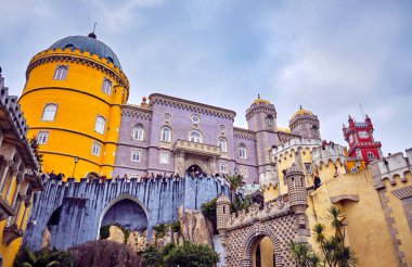 Sintra, Portekiz - 2 Ocak 2020: Pena Palace, Portekiz 'de Sintra' nın üzerinde yüksek bir uçurumun üzerinde yer alan bir saraydır..