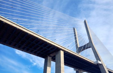 Vasco da Gama köprüsü, Lizbon, Portekiz 'in güneydoğusundaki Tagus üzerinden, kablo destekli bir köprüye dönüşüyor..