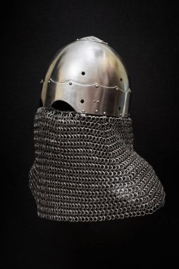 Siyah arka planda Demir Miğfer Şövalyesi. Yan görünüm.