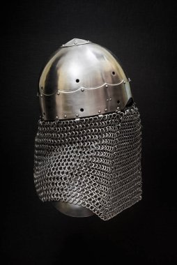 Siyah arka planda Demir Miğfer Şövalyesi. Yan görünüm.