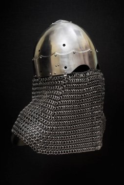 Siyah arka planda Demir Miğfer Şövalyesi. Yan görünüm.