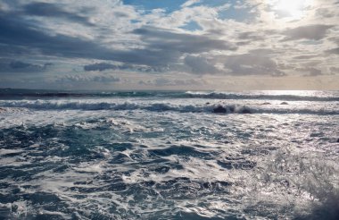 Güzel deniz manzarası. Kıbrıs Rum Kesimi 'nin Paphos kentinde Akdeniz üzerinde gün batımı.