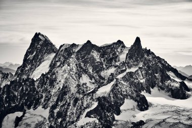 Mont Blanc 'ın Alplerdeki siyah beyaz dağ manzarası. Chamonix, Fransa.