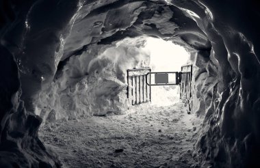 Dağlardaki tehlikeli buz tüneli. Alpler. Fransa.