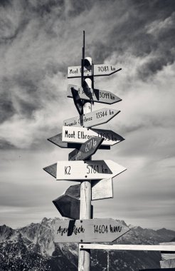 Dünyanın en yüksek dağlarını gösteren işaretler. Siyah beyaz fotoğraf. Alpler, Chamonix, Fransa.