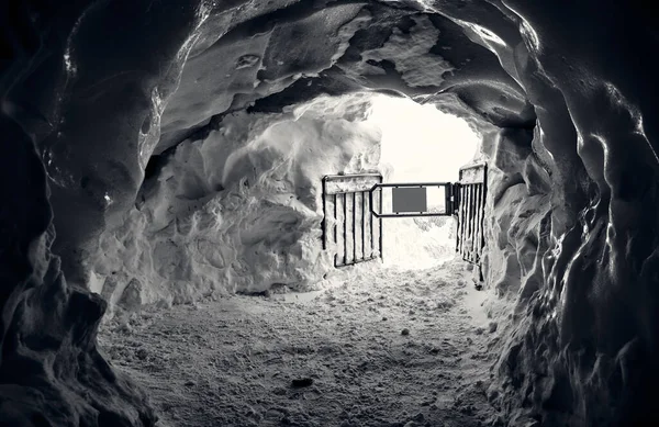 Dağlardaki tehlikeli buz tüneli. Alpler. Fransa.