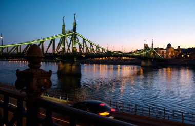 Akşam Budapeşte 'deki Özgürlük Köprüsü' nde.