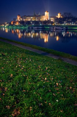 Polonya, Krakow 'daki Wawel Kalesi. Gece şehri manzarası.