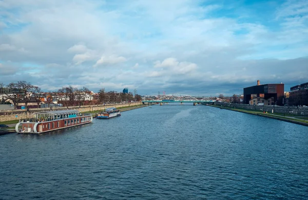 Şehir manzarası. Sonbaharda Krakow 'daki Vistula Nehri.