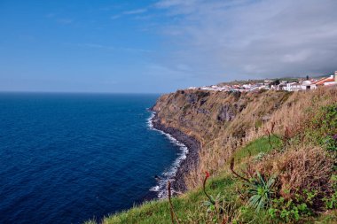Manzara. Bir uçurum ve Atlantik Okyanusu 'ndaki yerleşim alanlarının manzarası. Ponta Delgada, Azorra, Portekiz.