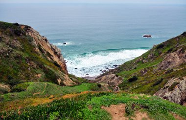 Atlantik Okyanusu kıyılarının manzarası. Cape Roca veya Cabo da Roca - Avrasya kıtası ve Avrupa 'nın en batı pelerini, Portekiz' de yer almaktadır..