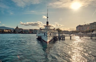 Şehir manzarası. Cenevre 'nin merkezindeki bir rıhtımda Cenevre Gölü' nde yürüyüş için bir gemi..