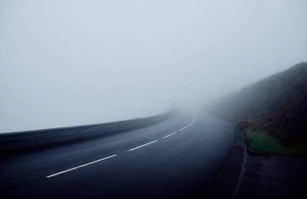 Пейзаж Черная Асфальтовая Дорога Густом Тумане Азорские Острова — стоковое фото