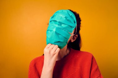 Kız yüzüne tıbbi bir maske taktı..