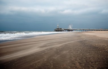 Sonbahar manzarası. Hollanda, Lahey 'deki boş plaj.