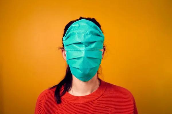Chica Puso Una Máscara Médica Cara —  Fotos de Stock
