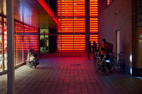 小巷里一座现代建筑的红灯 荷兰鹿特丹 — 图库照片