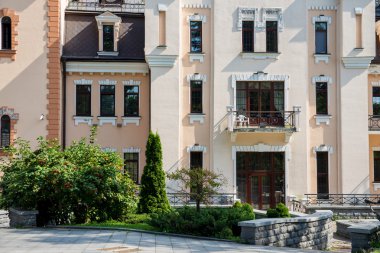 Durağındayım evin duvarına