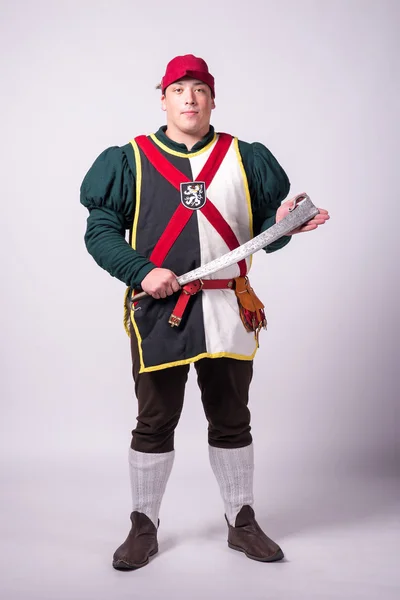 Guerreiro em traje histórico com espada — Fotografia de Stock