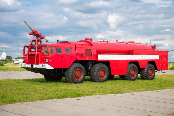 Velké červené hasičské auto — Stockfoto