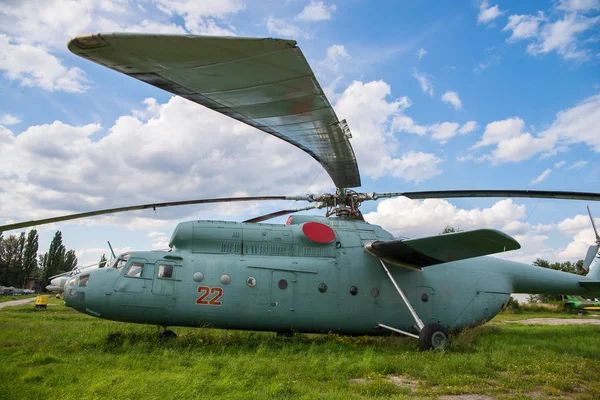 Militär helikopter på ett grönt gräs — Stockfoto